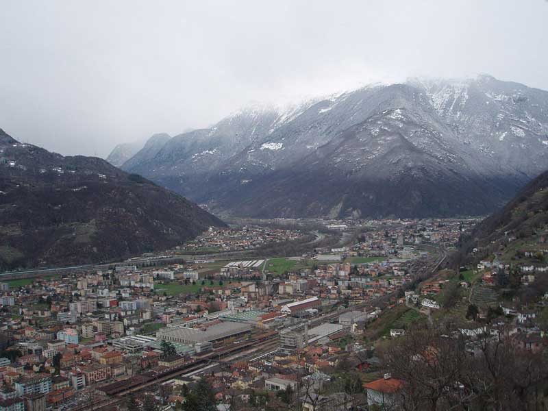 by urskalberer [CC BY-SA 3.0 (https://creativecommons.org/licenses/by-sa/3.0), via Wikimedia Commons https://commons.wikimedia.org/wiki/File%3ABellinzona_in_inverno_-_panoramio.jpg" 
