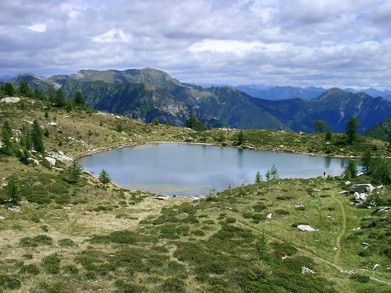 By Uwelino (Own work) [CC BY-SA 4.0 (https://creativecommons.org/licenses/by-sa/4.0)], via Wikimedia Commons https://commons.wikimedia.org/wiki/File%3AOberhalb_des_Lago_dei_Salei.jpg