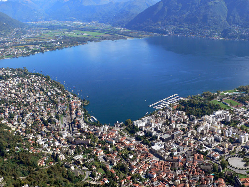 Ozonski [CC BY 3.0 (http://creativecommons.org/licenses/by/3.0)], via Wikimedia Commons https://commons.wikimedia.org/wiki/File%3ALocarno_porto_-_panoramio.jpg